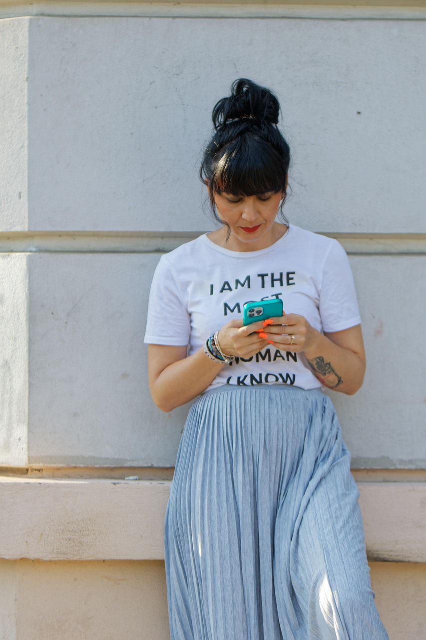 woman, casual, t-shirts, skirt, leaning, looking, smartphone